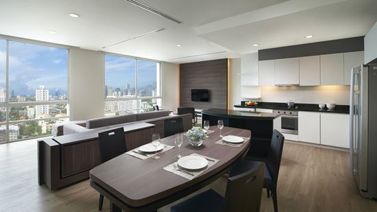 尊贵三卧室公寓的客厅和用餐区 - 曼谷莎玛素坤逸服务式公寓