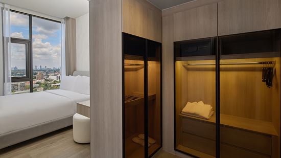 Grand Deluxe Two bedroom Loft Corner - First-Level Bedroom with Closet